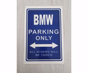 'BMW parking only' feliratú fémtábla