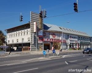 Bécsi úton kereskedőház  területén parkoló hely kiadó!